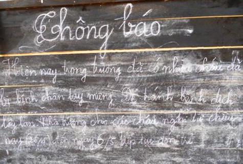 Bảng thông báo tự ý cho học sinh nghỉ học của Hiệu trưởng Trường mầm non Xuân Giang.